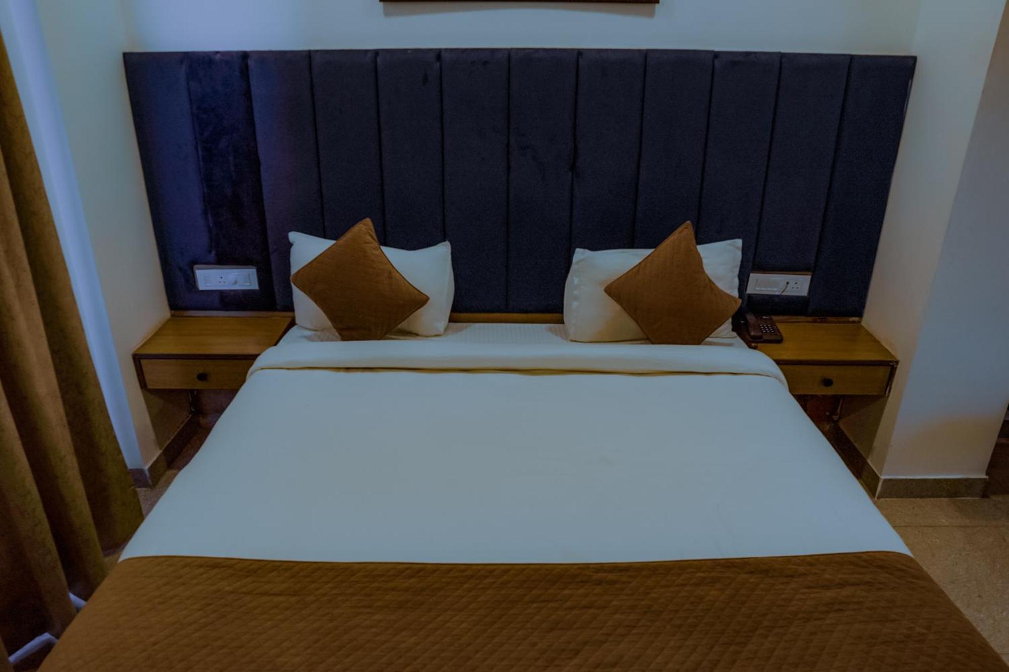 Hotel Lake View Chandīgarh 外观 照片